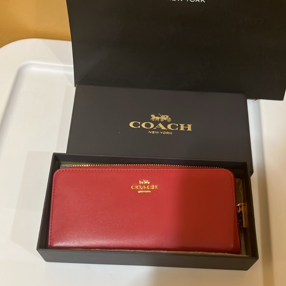 Coach BP Smth slim Accordian Zip around Red Apple leather wallet - Picture 2 of 9
